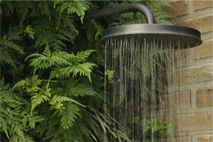 UM CHUVEIRO NA VARANDA